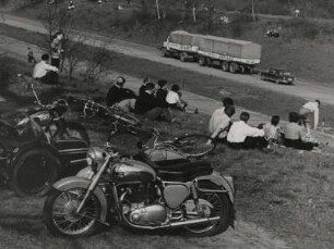 AVUS. Rast an den Böschungen der AVUS
