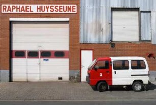 Belgien. West - Vlaanderen. Zeebrugge. Industrie Architekturen, Architektur mit Lieferwagen