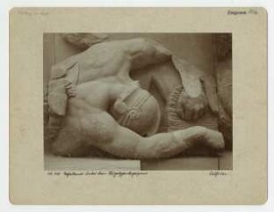 Pergamonaltar, Ostfries - Ausschnitt: Gefallener