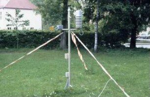 Wetterstation auf der Wiese der Landtechnik Weihenstephan