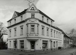 Neustadt in Sachsen, Wohnhaus mit Läden : Neustadt in Sachsen. Wohnhaus mit Läden, Bahnhofstraße 10, (um 1910/20). Eckansicht