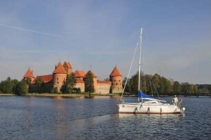 Trakei - Wasserburg : Die Wasserburg Trakai liegt auf einer Halbinsel und kann als Museum besichtigt werden. Aufgenommen am 8. Oktober 2010 in Trakei bei Vilnius