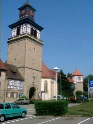 Stadtbefestigung - Stadttor (oberer Torturm) von Südosten sowie Chor der Stadtkirche und Stadtschloß über ehemalige Feldseite