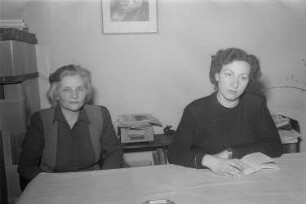 Feier zum Internationalen Frauentag im Henschel-Verlag : Mitarbeiterin des Verlags mit der Schauspielerin Susanne Wisten (rechts)