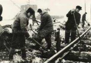 Arbeiter im Tagebau Lochau bei Halle