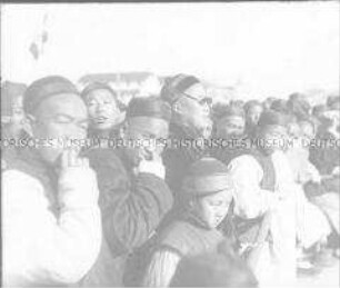Glasdia von der Ankunft des Prinzen Adalbert in "Tsingtau", Menschenansammlung