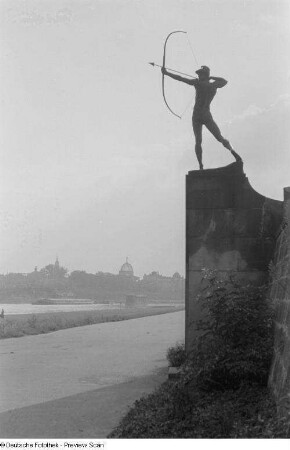 Bogenschütze am Neustädter Elbufer, Dresden