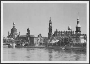 Dresden, Elbe : Blick vom Neustädter Ufer über die Elbe gegen die Altstadt mit Frauenkirche, Ständehaus sowie Hausmannsturm und Kathedrale