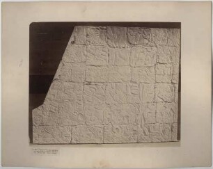"Fragment eines Flachreliefs, aufgenommen in einem Raum am Ballspielplatz."