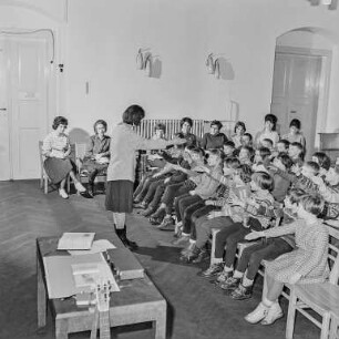 Institut für Lehrerbildung in Bautzen, Studenten bei Musiktherapie : Bautzen. Sorbisches Insitut für Lehrerbildung, Friedrich-List-Straße. Studenten beim Unterrichten von Kindern in Musik