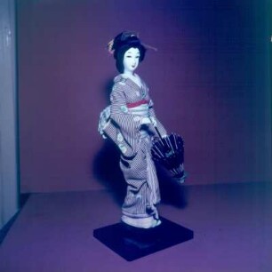 Japan. Japanische Puppe. Yanagi no ame (Weiter Regen ?). Puppenfigur mit schwarzem Schirmchen