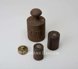 Vier Gewichte - 200 g, 125 g, 50 g und 1kg