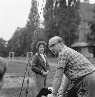 Helga Wischer-Rudolph und ihr Trainer Horst E. Rudolph beim Sportangeltraining auf einem Fußballplatz