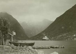 Essefjord, Norwegen. Blick von Balestrand in den Fjord (Seitenarm des Sognefjords) mit Passagierschiff Monte Sarmiento