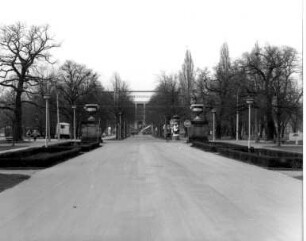 Dresden-Altstadt. Großer Garten (1683, J. F. Karcher; 1873-1895, K. F. Bouché). Hauptallee, stadtseitiger Eingang mit Prunkvasen (A. Corradini)