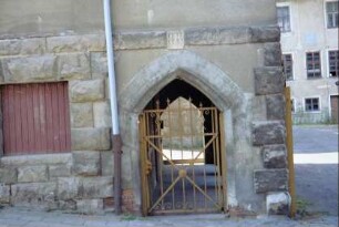 spitzbogiges Tor mit Schlussstein, Eingang zur ehemaligen Porzellanfabrik Arnoldi