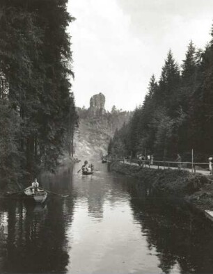 Sächsische Schweiz, Rathener Gebiet. Amselsee mit Gondelbetrieb. Blick zum Talwächter
