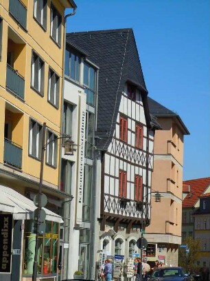 Weimar - Geschäftshäuser im Zentrum : Wohn-und Geschäftshäuser, aufgenommen in der Innenstadt von Weimar am 28. April 2012