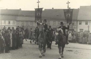 Osterreiter in Wittichenau : Gesellschaftliche Volkskultur - Frühling. Ort: Kulow / Wittichenau. Wittichenauer Osterreiterprozession auf dem Marktplatz.