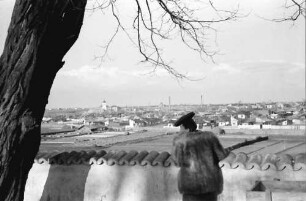 Bukarest: Kindertagesheim, Ghica Sat, Frau Hermann Mostar an der Mauer