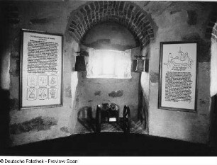 Bautzen. Alte Wasserkunst (1558; W. Röhrscheidt ). Ausstellungsraum mit Tafeln zur Wassernutzung und zur Funktion als Befestigungswerk sowie Feldkanone (17. Jahrhundert) und Feuereimer (Anfang 19. Jahrhundert)
