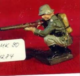 Infanterist, Gewehr im Anschlag, knieend
