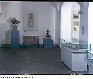 Vase vom Altar : Raumaufnahme in der Ausstellung Fritz Löffler 1899-1988: ein Leben für Kunst und Denkmalpflege in Dresden, 12.09.-31.10.1999. Fragmente aus der Sakristei und vom Altar der Dresdner Frauenkirche