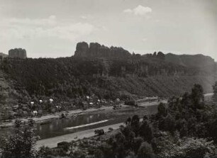Blick über die Elbe mit Floßsammelstelle oberhalb von Bad Schandau auf die Vorderen Schrammsteine