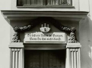 Portalbekrönung des Nebeneinganges mit Inschrift und Wappen