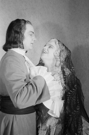 Szenenbilder aus der Oper "Manon" von Jules Massenet in der Deutschen Staatsoper Berlin : Szene mit Irma Beilke als Manon
