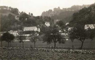 Rathen. Ortsansicht über die Elbe. Links die ehemalige Burg Altrathen. Im Hintergrund Talwächter, Lokomotive und Lamm