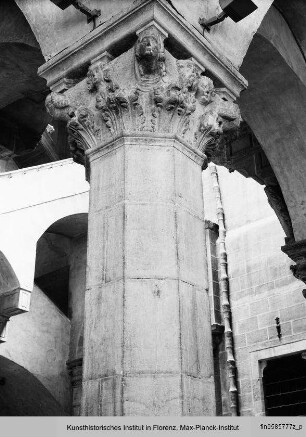 Florenz, Palazzo Davanzati: Pfeilerkapitell mit vier unterschiedlichen Seiten