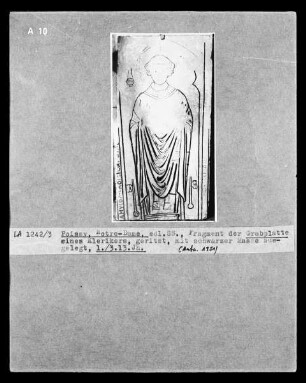 Fragment der Grabplatte eines Bischofs