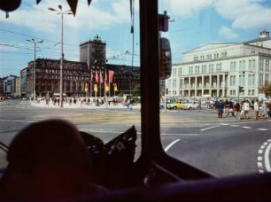 Blick in eine Leipziger Straße aus einer Straßenbahn heraus
