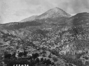 Der Puig Galatzó : Blick über ein Tal auf den Hauptgipfel der Serra de Tramuntana, den Puig de Galatzó