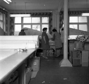 Roßwein, Bahndammstraße. VEB Maßmieder- und Wäschefabrik (vormals Karl Spranger Maßkorsettfabrik). Vorgänge in der Produktion. Zuschnitt. Teilansicht des Produktionsraumes