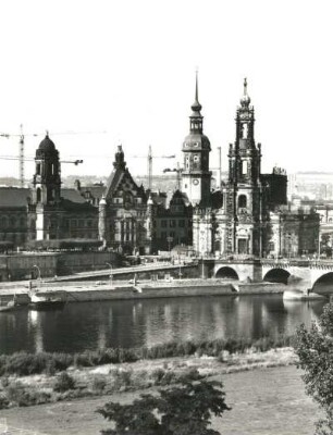 Dresden-Altstadt. Blick vom Kran der Baustelle Finanzministerium über die Elbe gegen Brühlsche Terrasse mit ehemaligem Ständehaus, Schloss mit Georgentor und Hausmannsturm, Kathedrale und Augustusbrücke
