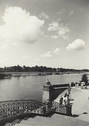 Dresden-Pillnitz. Schloss. Blick von der Freitreppe am Wasserpalais über die Elbe