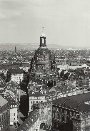 Dresden-Altstadt. Blick vom Hausmannsturm über den Stallhof und Neumarkt mit Frauenkirche nach Ostnordosten gegen Loschwitz
