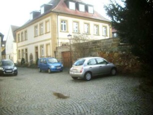 Stadtkirche - Kirchhof im Osten mit Kirchhofmauer sowie anschließendem Barockgebäude in Übersicht