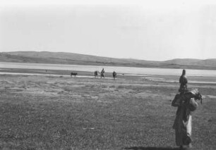 Wasserholende Frauen : Wasserholende Frauen an einem See in der Nähe von Harar.