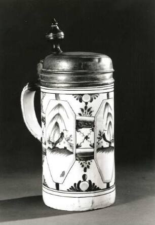 Walzenkrug (mit Deckel). Fayence, mehrfarbig bemalt; H. 18,7 cm. Dresden, um 1775. Dresden: Kunstgewerbemuseum 33986