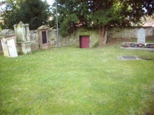 Kirchhof im Osten mit Kirchhofmauer im Verlauf (Wehrgang mit Steinbrüstung im 18 Jh abgetragen)