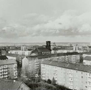 Dresden. Blick vom Hochhaus Kurt-Schlosser-Straße nach Norden über Wohnblöcke zur Annenkirche