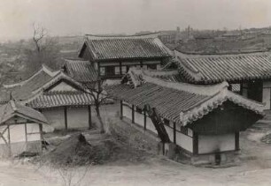 Nordkorea. Pjöngjang. Häuser (vermutlich Schule) auf dem Pfingstrosenberg