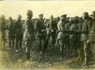Kronprinz Wilhelm zeichnet Soldaten an der Westfront aus