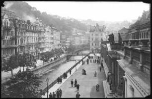 Karlsbad. Kreuzstraße und Mühlbrunn-Quai mit Mühlbrunn-Kolonnade gegen Stadthaus