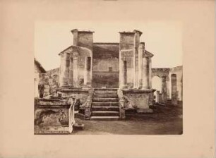 Tempel der Isis, Pompeji: Ansicht von Osten der Treppe, der Reste der viersäuligen Vorhalle und der Cella des Podiumstempels