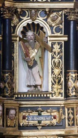 Renaissance-Kanzel mit Tugenden und Heiligenfiguren — Kanzelkorb mit Heiligenfiguren — Apostel- und Evangelistenfiguren — Apostel Andreas