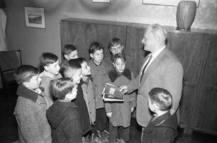 Initiative von Kindern aus der Oststadt für den Erhalt eines Spielplatzes im Hardtwald und Übergabe von Schulaufsätzen zu diesem Thema an BNN-Chefredakteur Wilhelm Baur.